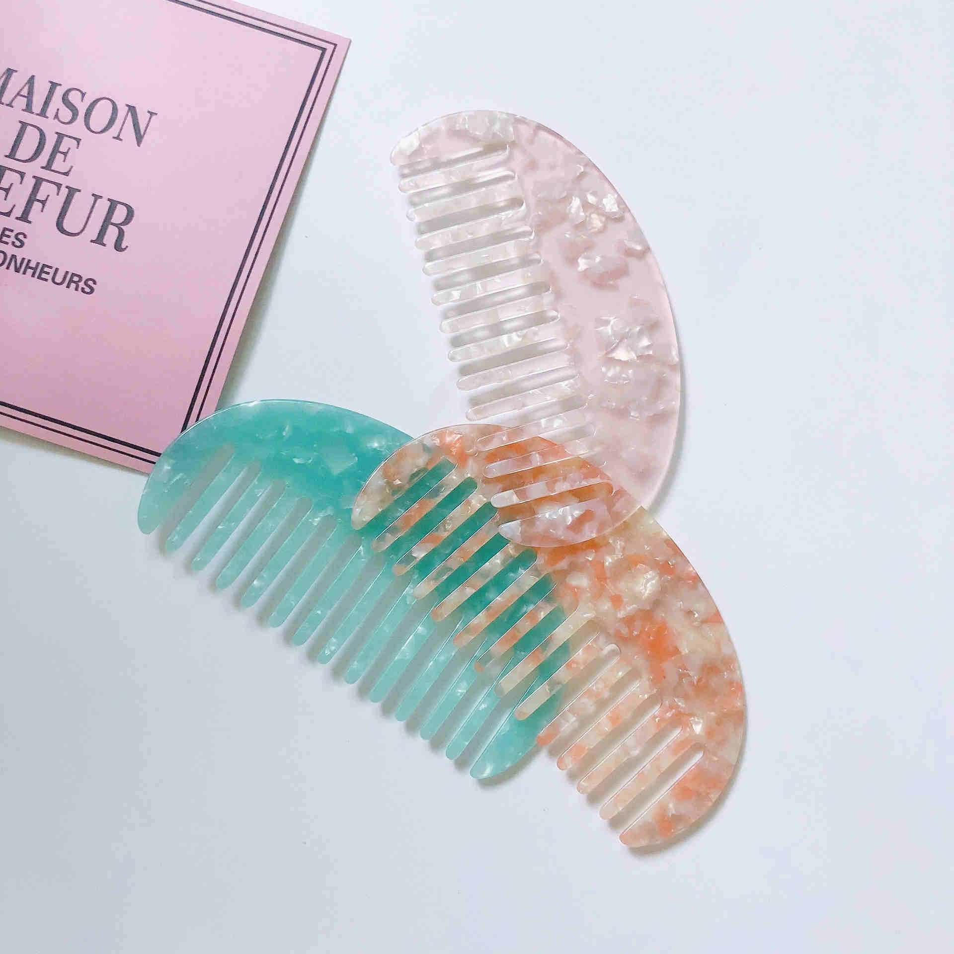 Häufiges Kämmen beeinträchtigt die Haarqualität. Welcher Kamm ist sanft zur Kopfhaut?
