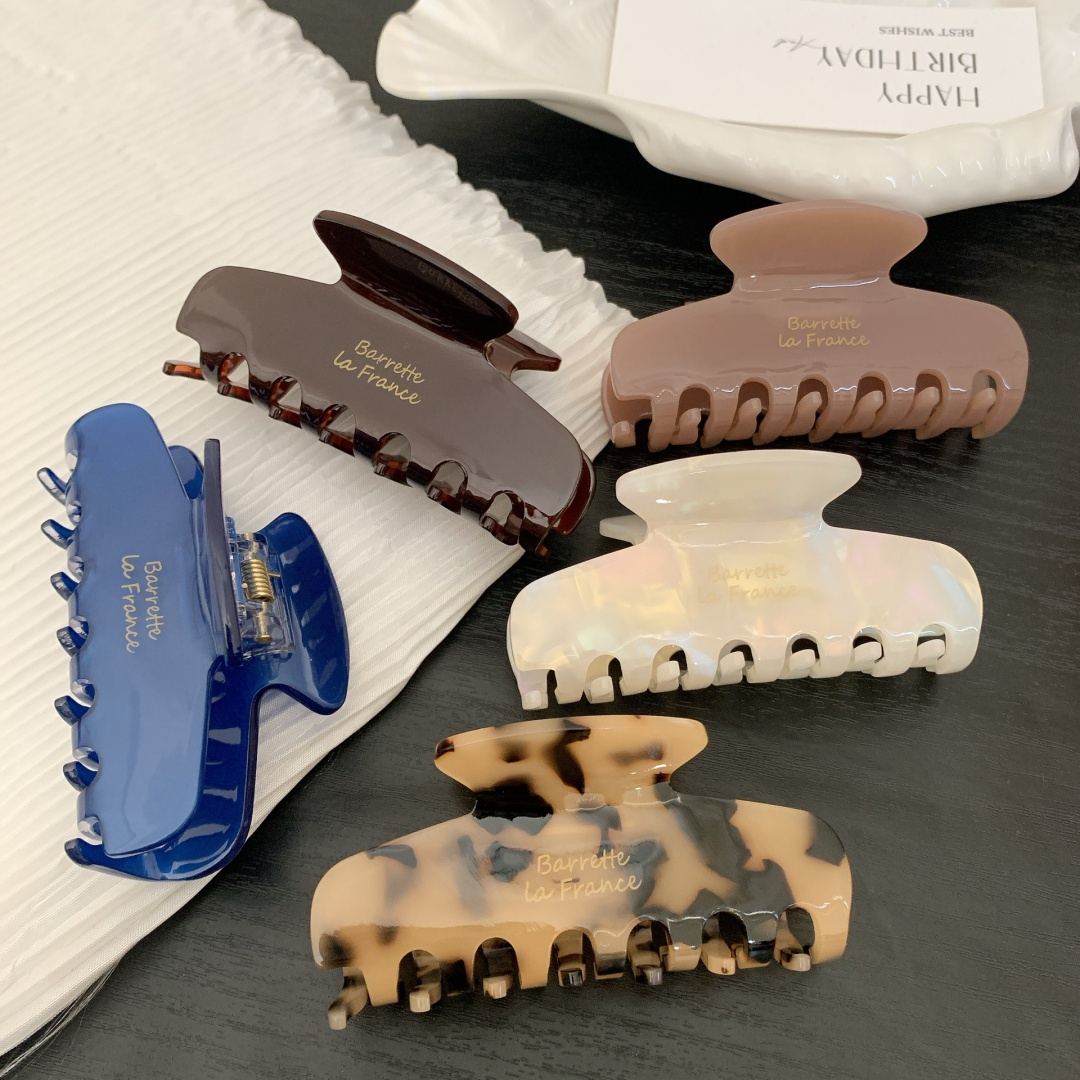 Warum ist der 8,3 cm große französische Retro-Haifischklauenclip aus Zelluloseacetat ein Muss für moderne Haaraccessoire-Marken?